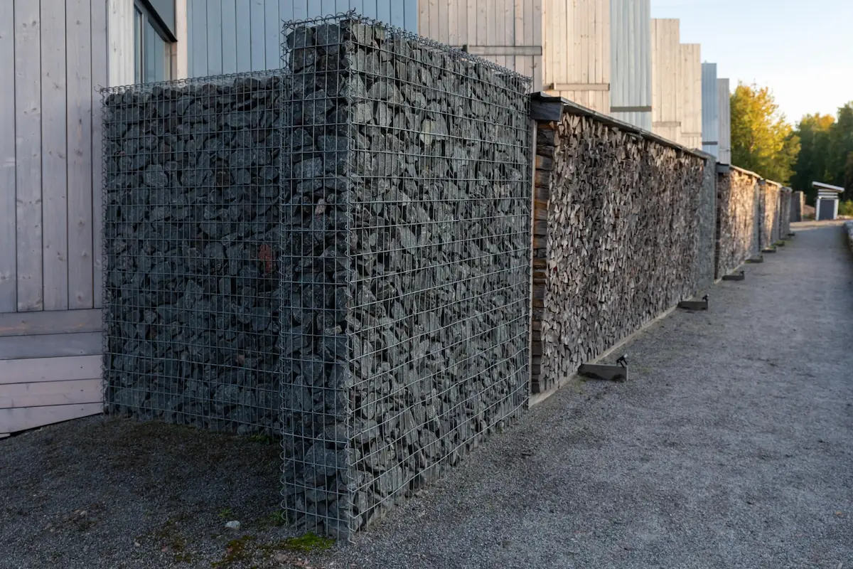 Desain Industrial dengan Pagar Gabion